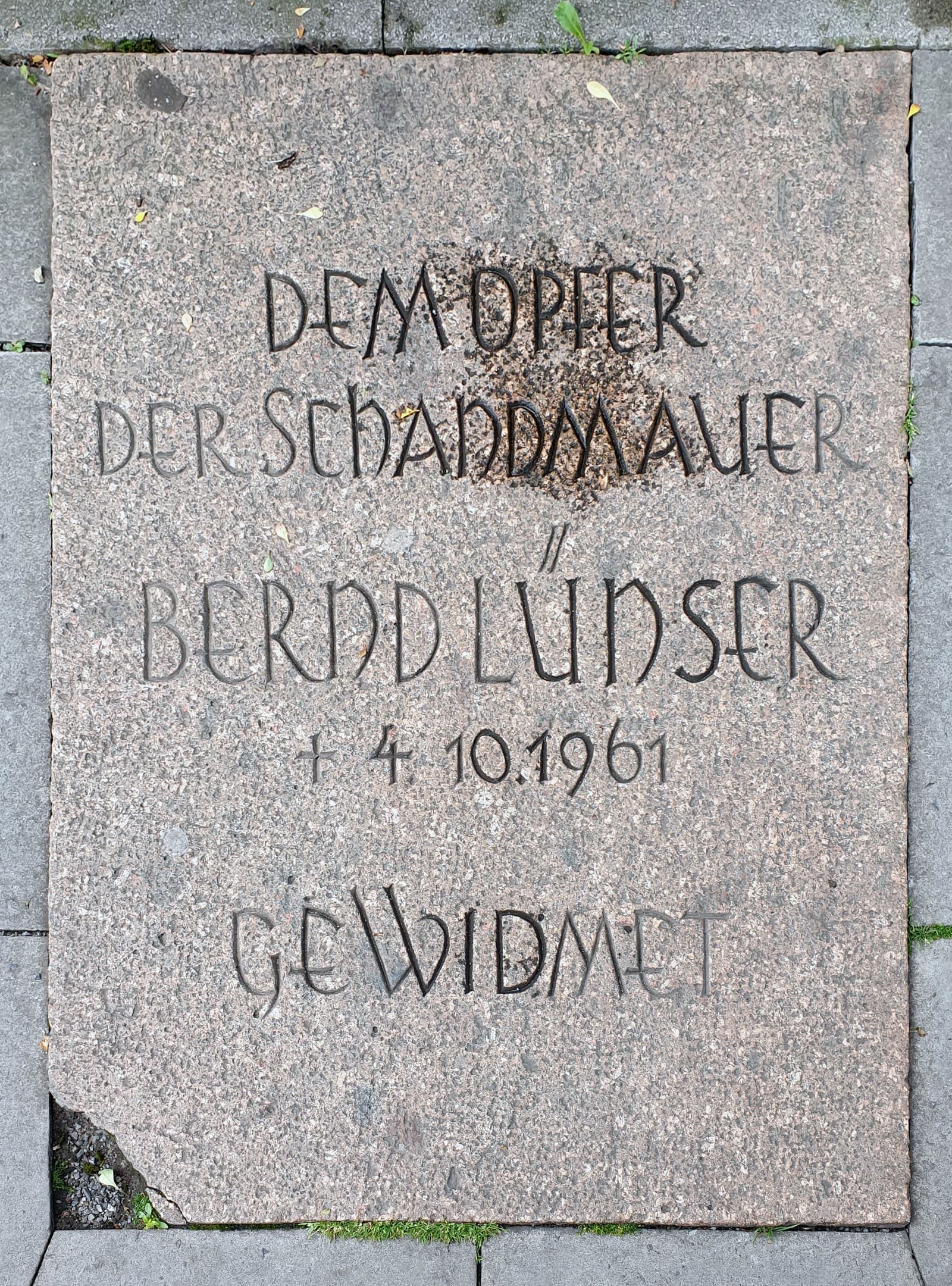 A memorial plaque with text commemorating Bernd Lünser.