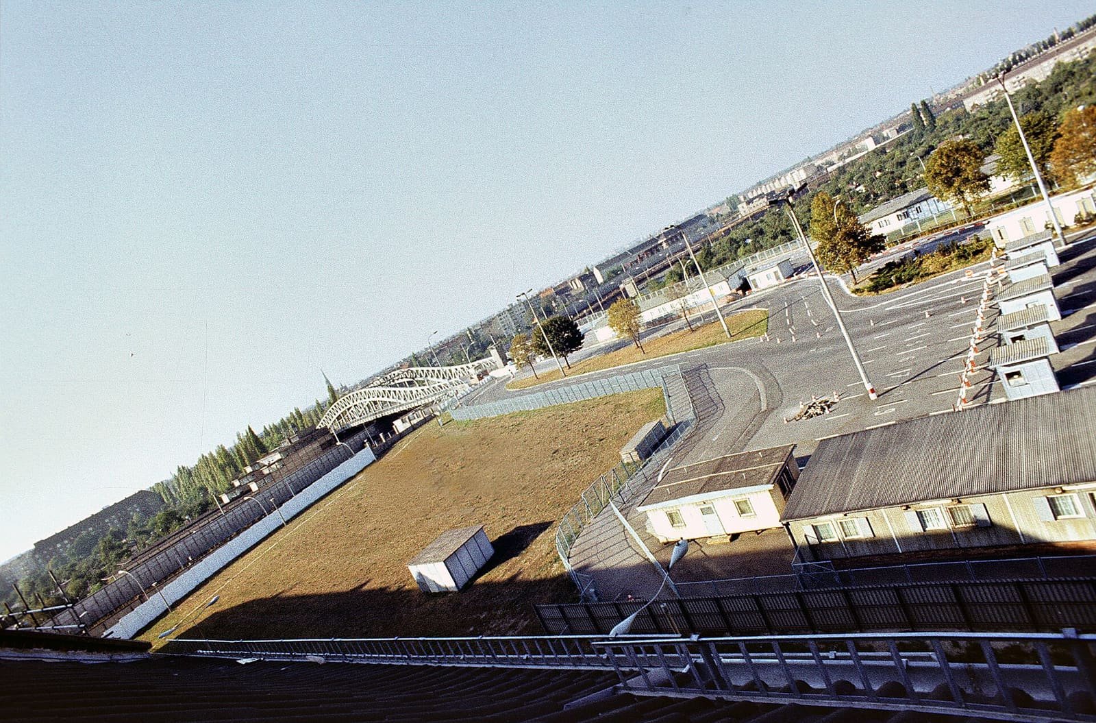 Photograph of the Bornholmer Straße border area with soldiers, the steel bridge and the S-Bahn station