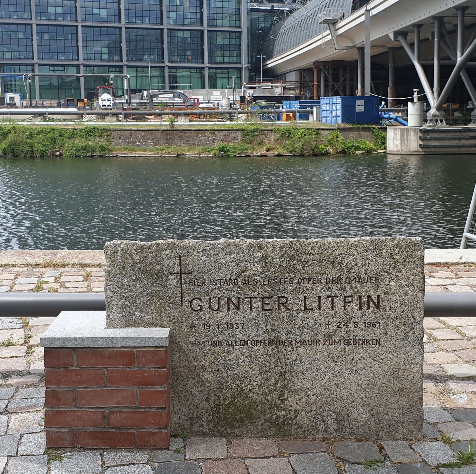 A memorial stone with an inscription commemorating Günter Litfin.