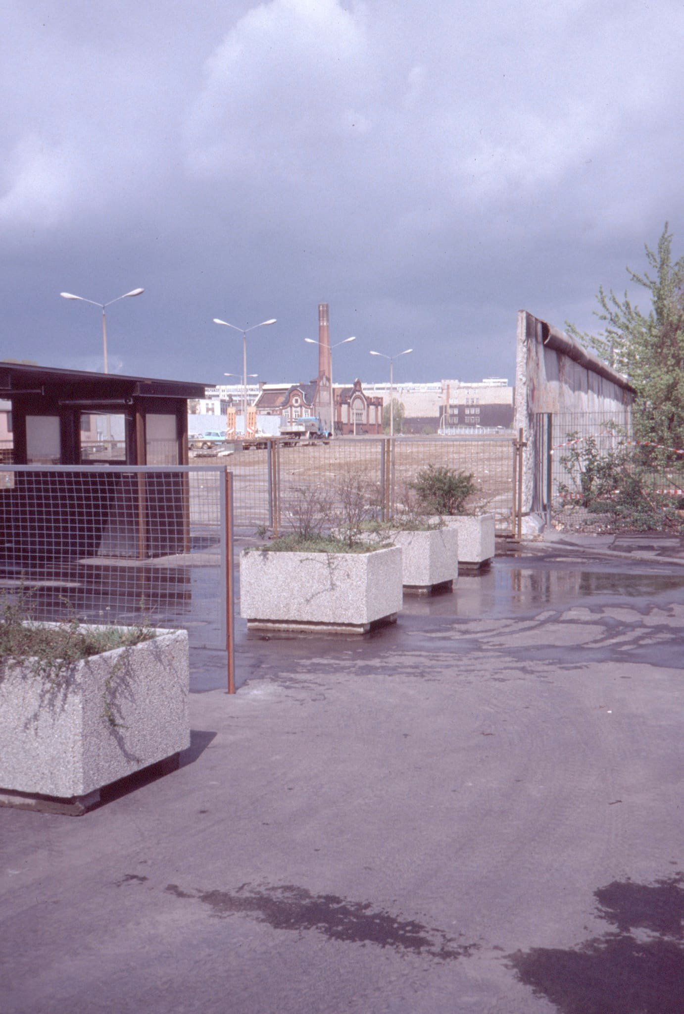 A street in East Berlin in 1990 leading towards the Schillingbrücke, with checkpoint installations ahead.