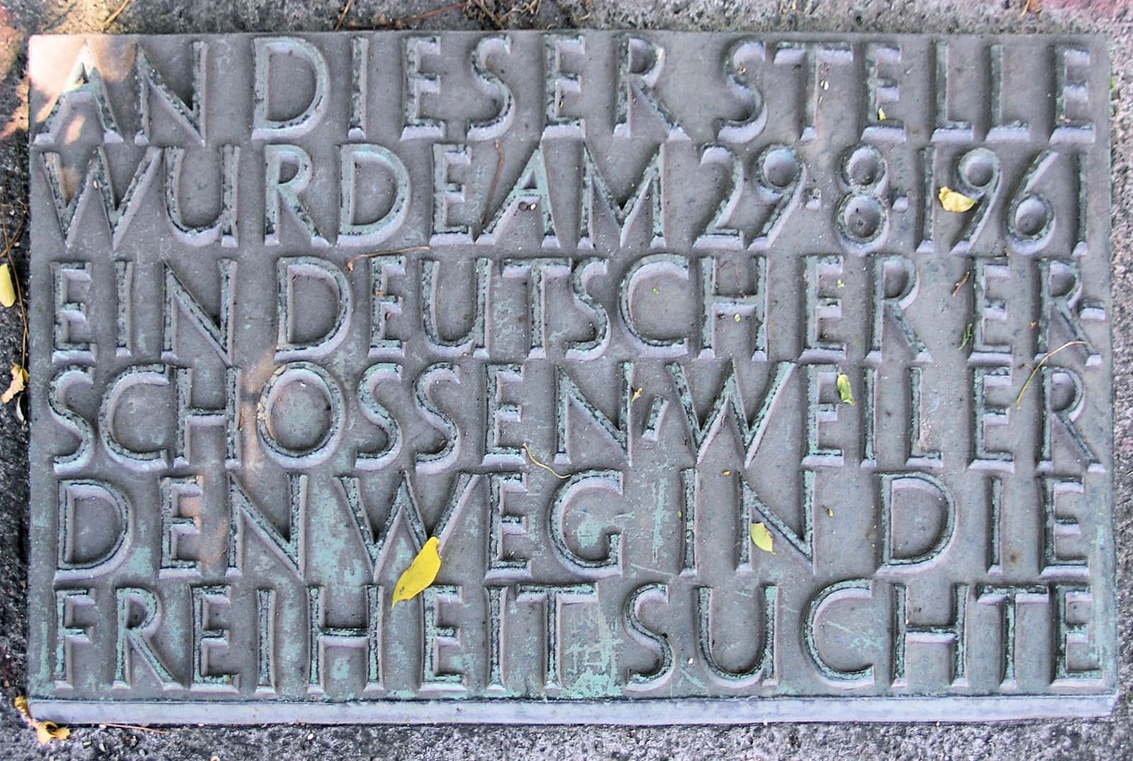 A memorial plaque commemorating people killed at the Berlin Wall on the Teltowkanal.