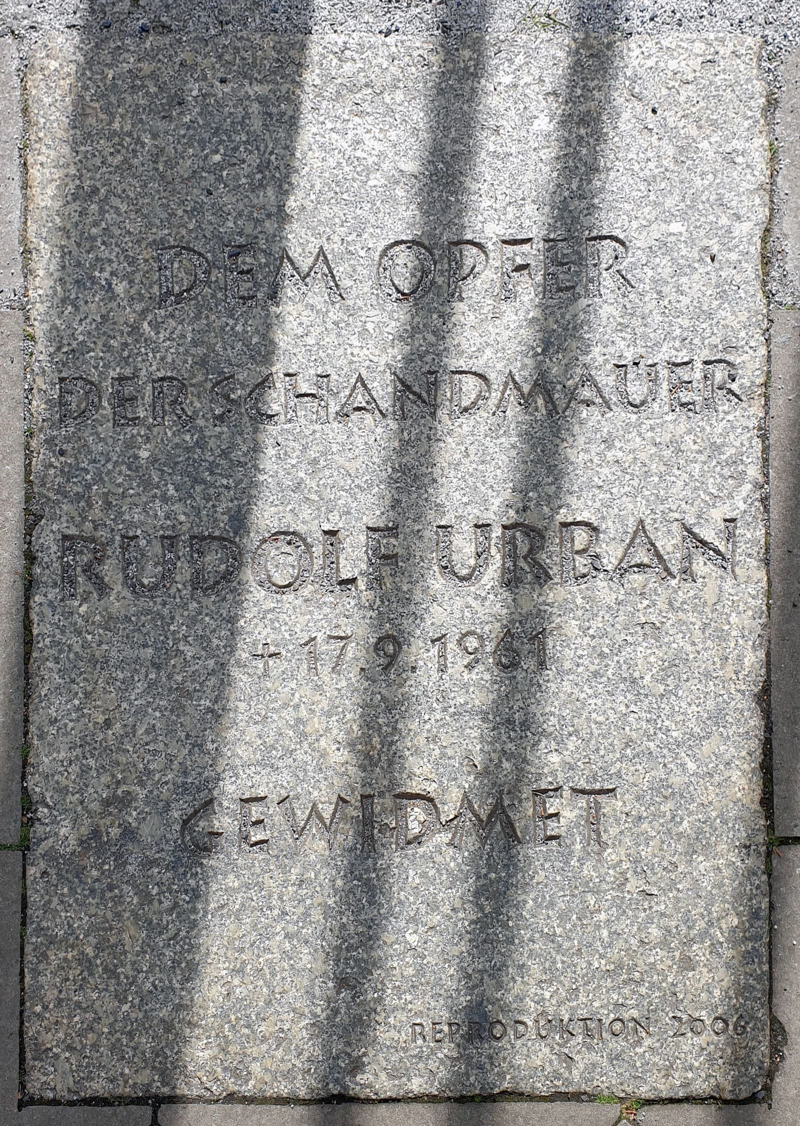 A memorial plaque with text commemorating Rudolf Urban.
