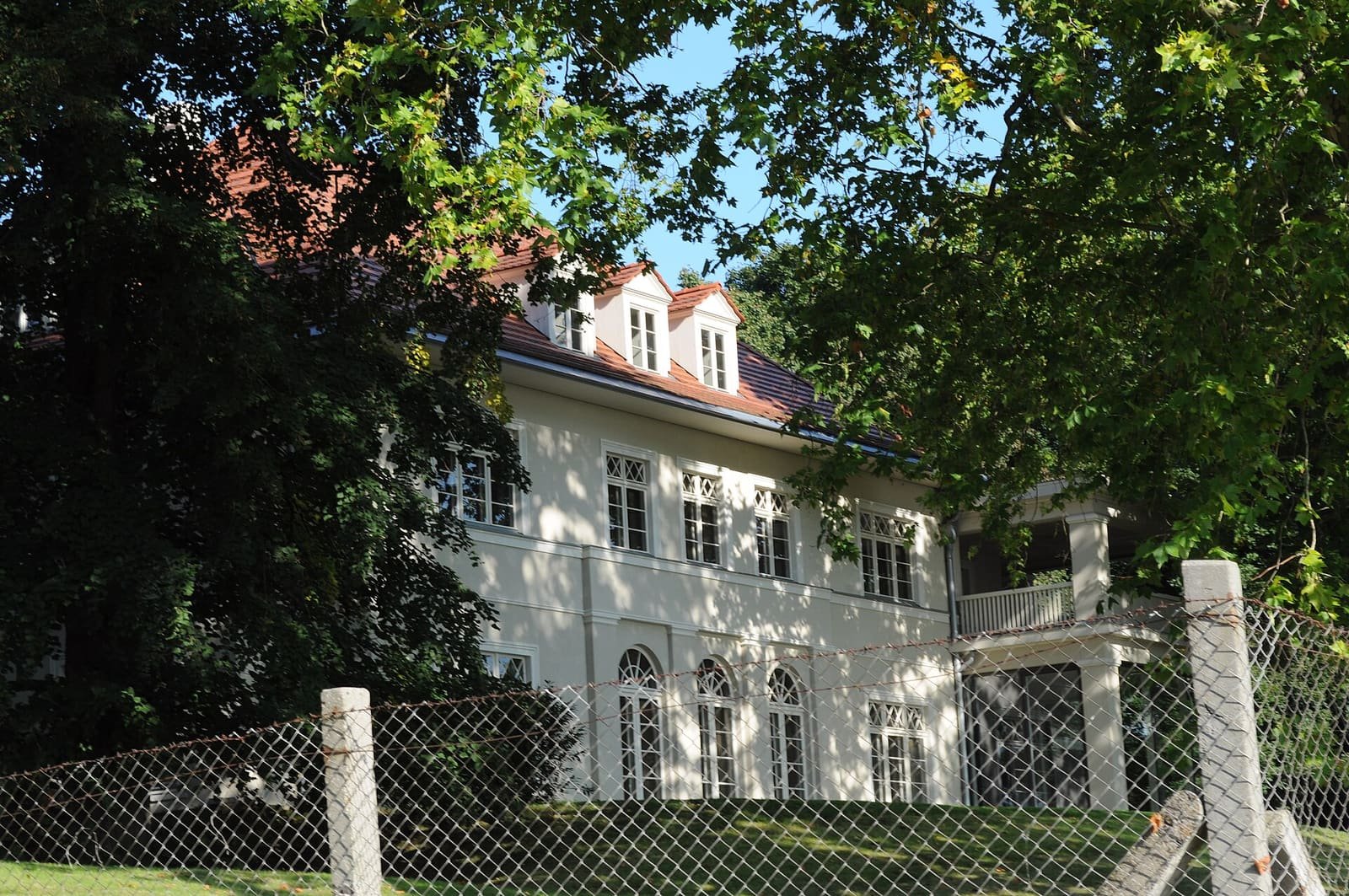 A large villa in Potsdam near the water.