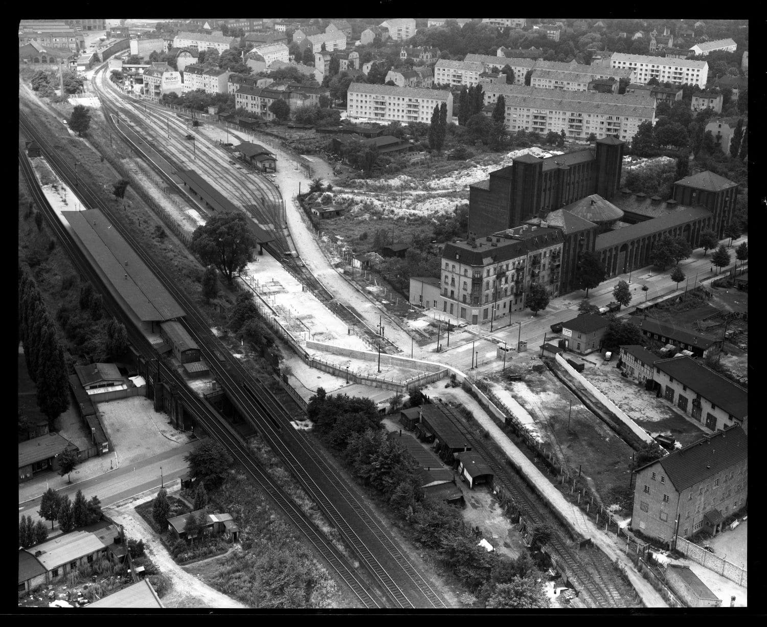 Historical aerial photograph of the Wall and death strip running between streets and an electricity substation