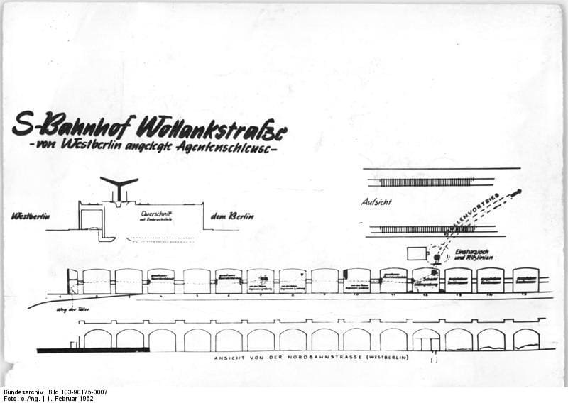 Hand-drawn diagram headed 'S-Bahnhof Wollankstraße' showing a cross-section and plan of the station arches with the tunnel route marked.